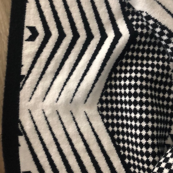 Beautiful short sleeve knit jacket. New - Picture 3 of 8